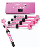 Tokuyama Dental Composite – سرنگ استایلیت سیگما کوئیک یا آستریا با لوگوی Tokuyama ژاپن، چیدمان جعبه و شیدها (A1, A2…) روی زمینه سفید | panamal.ir