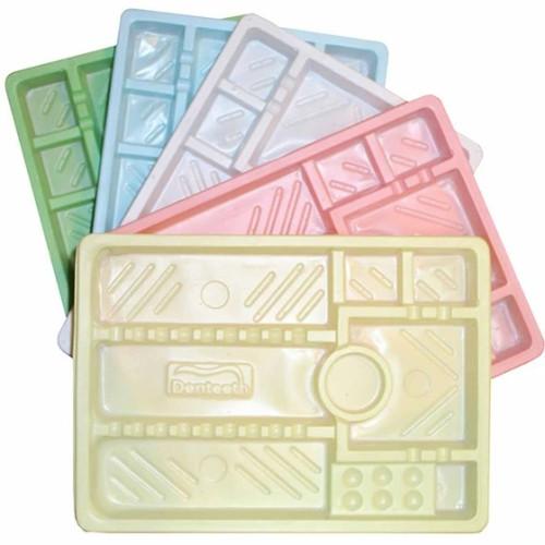 سینی یکبار مصرف آسیا ۵۰۰ گرمی شفاف و مقاوم، مخصوص ابزار دندانپزشکی، عکس محیط کلینیک با ابزار پزشکی روی سینی | panamal.ir