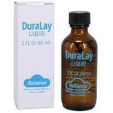 مایع آکریل دورالی ریلانس Reliance Duralay Liquid | بطری شیشهای یا پلاستیکی شفاف با برچسب قرمز و برند Reliance آمریکا، کنار ظرف پودر قرمز دورالی و ابزار کار قالبگیری، زمینه سفید | panamal.ir