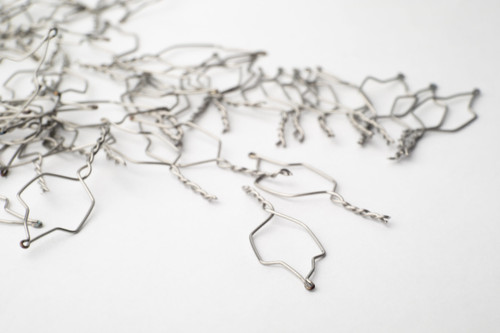 سیم کوبایاشی ارتودنسی پانامال – ساختهشده از فولاد ضدزنگ با فرم واقعی دوتاب و قلاب جوشخورده، در محیط کلینیکی درخشان با پرچم Panamal.ir